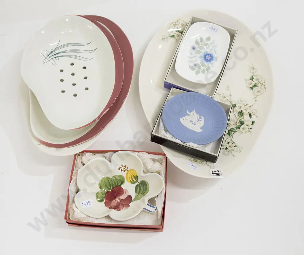 Clarice Cliff & Carlton Ware Serving Plates with Two Boxed Wedgwood Dishes and Other Image 1++
