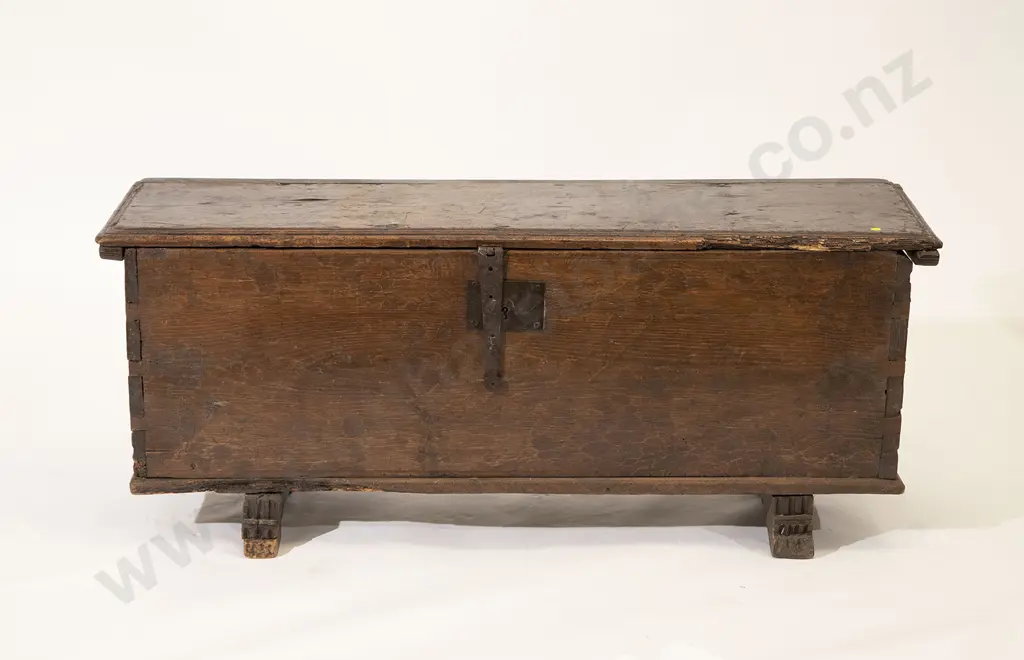 C17th Oak Coffer Image 1++