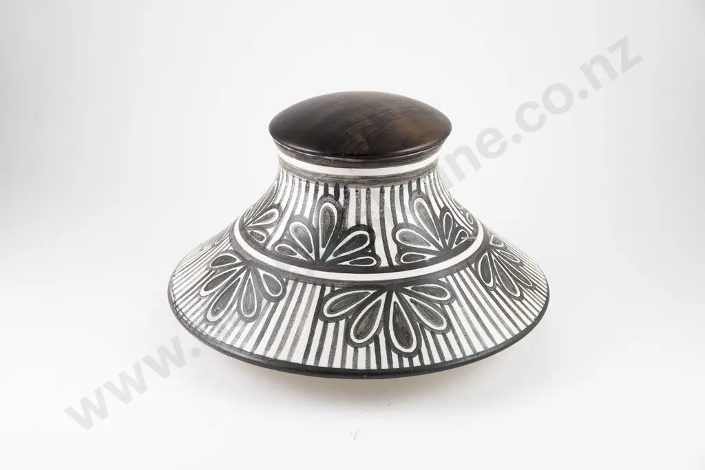 Anneke Borren Lidded Floating Pot Image 1++