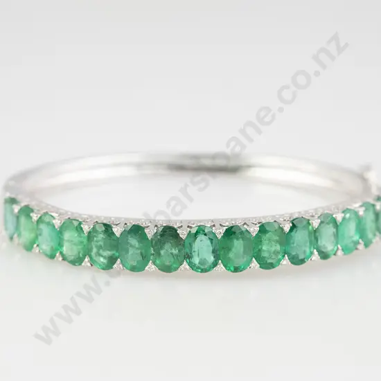 18ct White Gold 15stone Emerald Hinged Snap Bangle