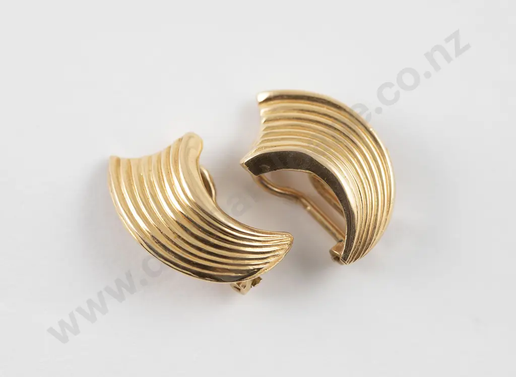 Pair 18ct Ribbed Scroll Earrings Image 1++