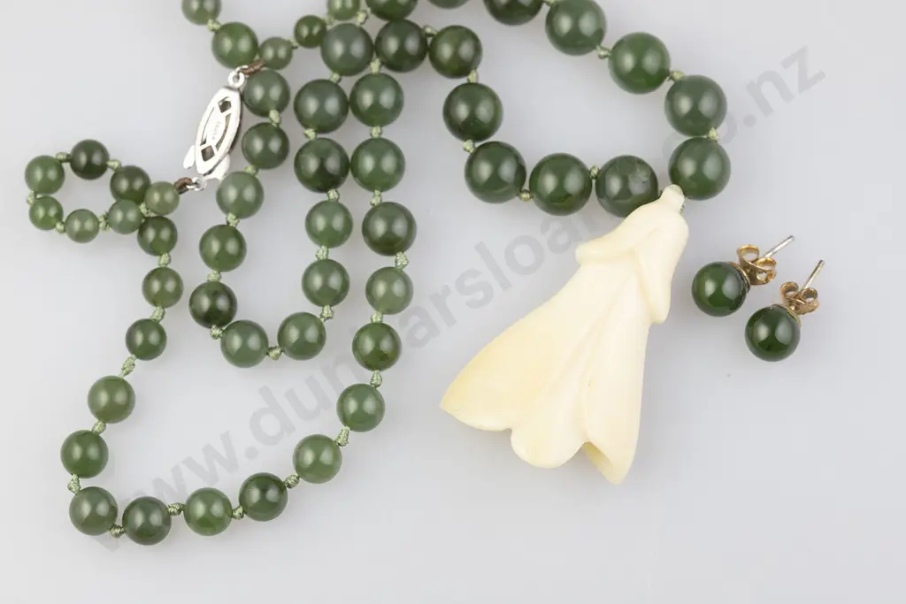 Single Strand Graduated Greenstone Bead Necklace Image 1++