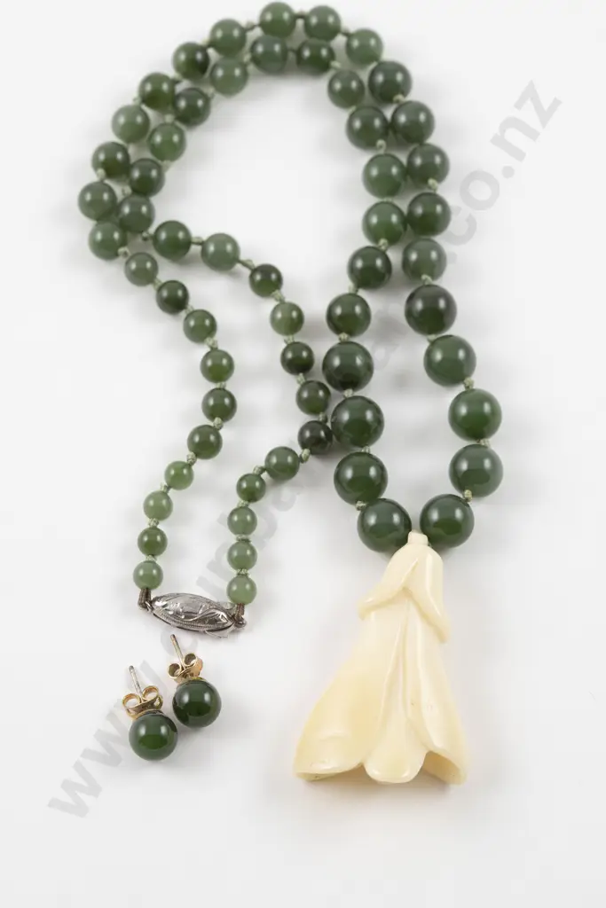 Single Strand Graduated Greenstone Bead Necklace Image 1++