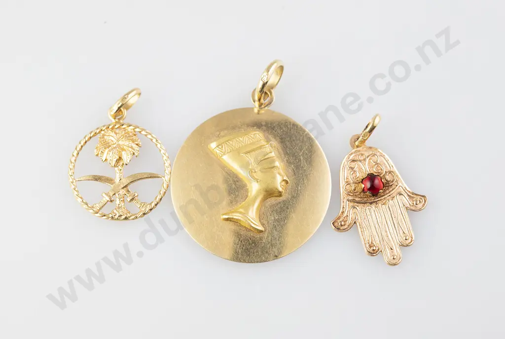 18ct Circlet Pendant with bust of Queen Nefertiti Image 1++