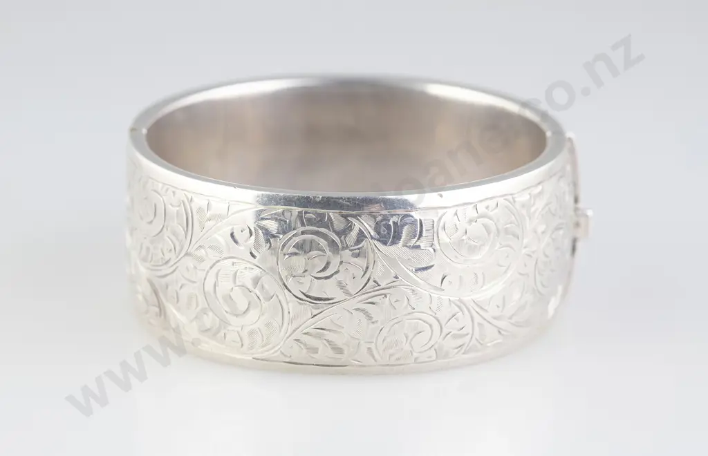 Wide S/S Hinged Bangle Image 1++