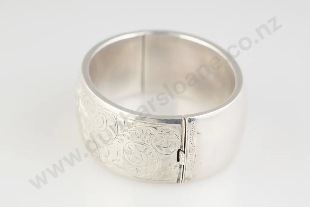 Wide S/S Hinged Bangle Image 1++