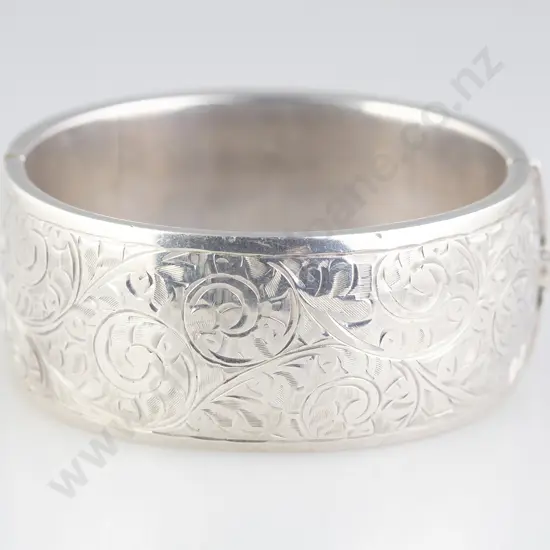 Wide S/S Hinged Bangle
