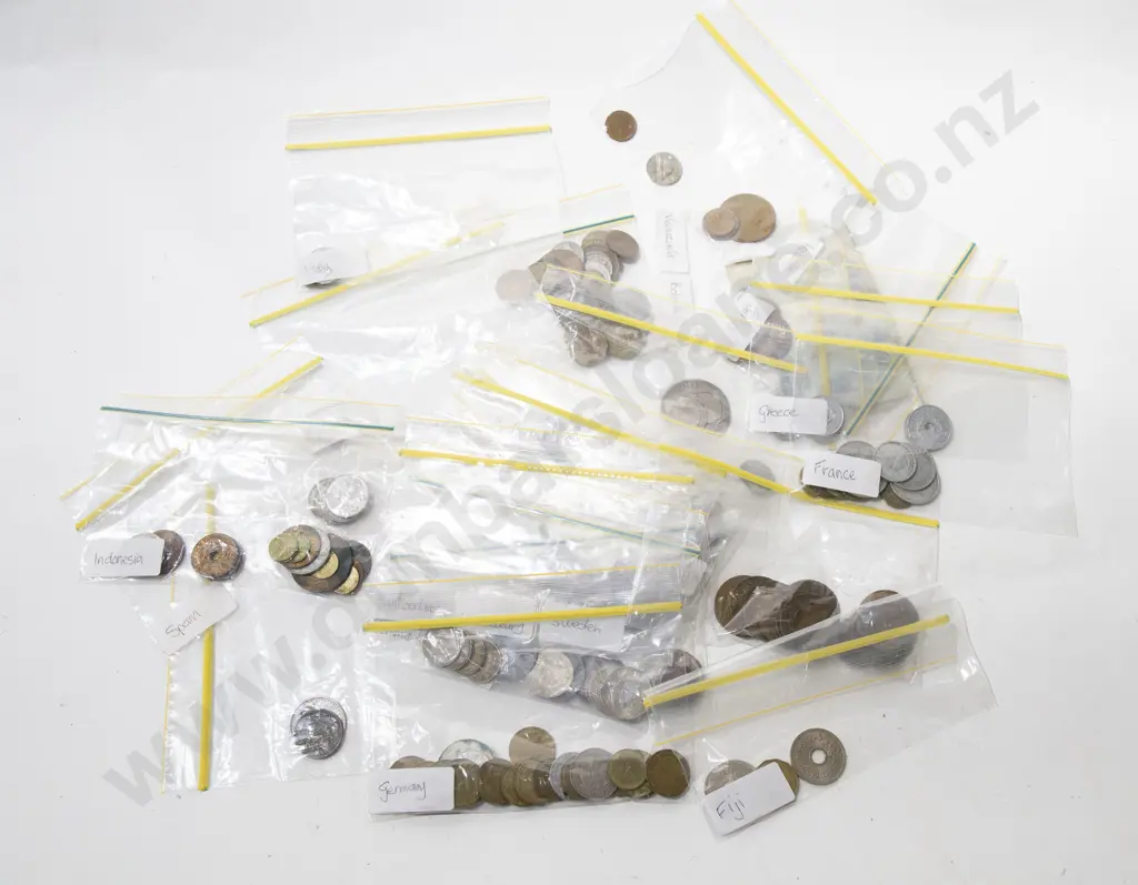 Small Box of Mixed Coins and Bank Notes Image 1++