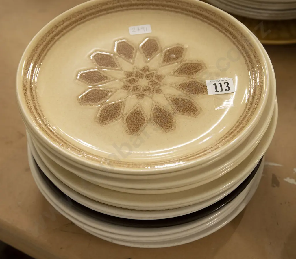 Qty of NZ Retro Dinner Plates Image 1++