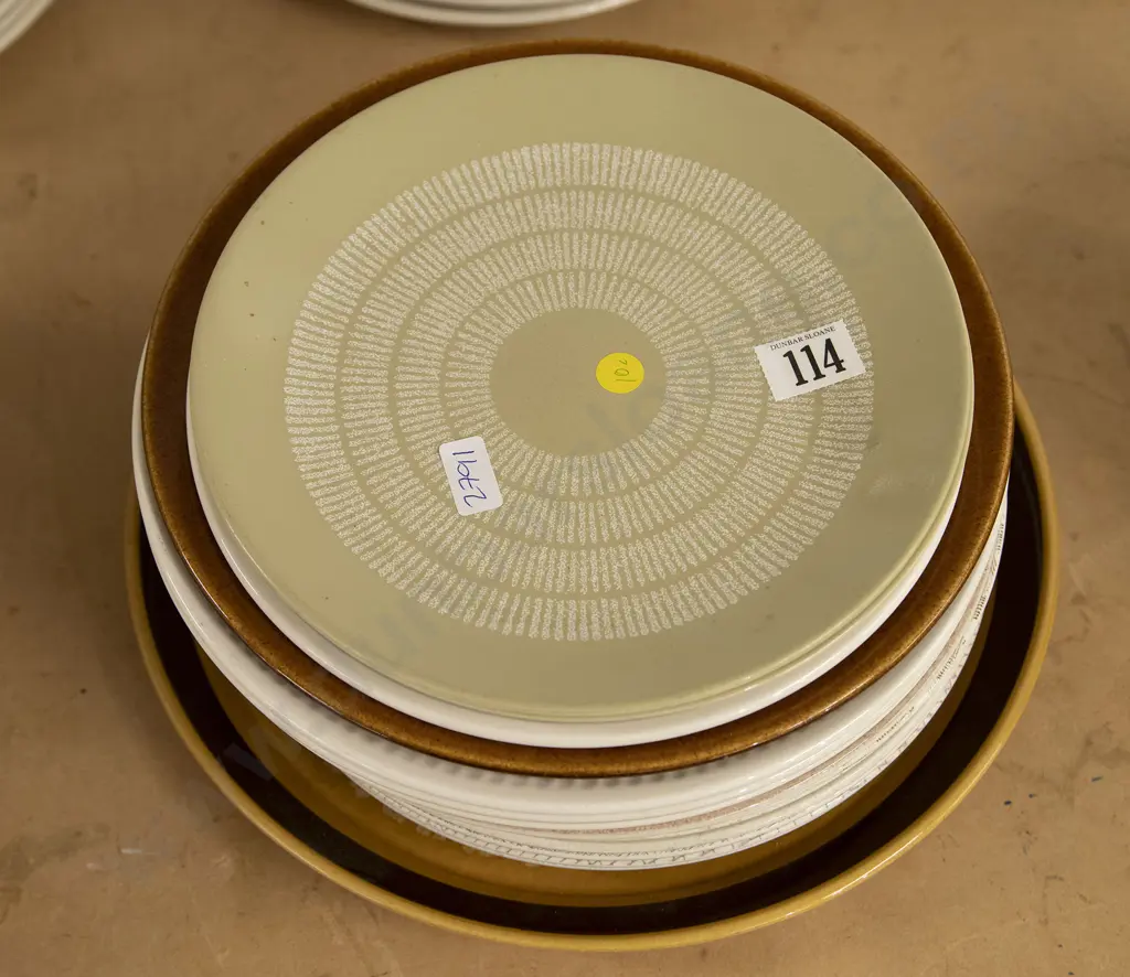 Qty of NZ Retro Dinner Plates Image 1++