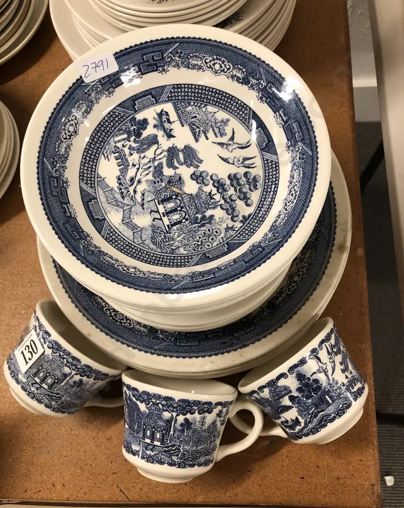 Qty of Willow Pattern China Image 1++