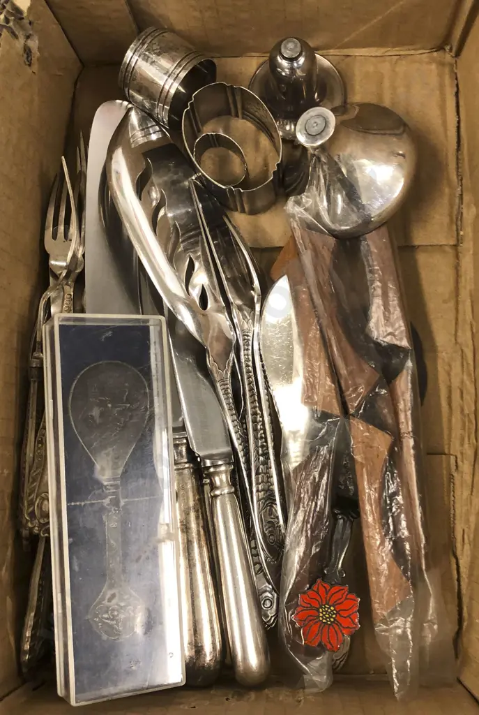 Box with Mixed Cutlery Etc Image 1++