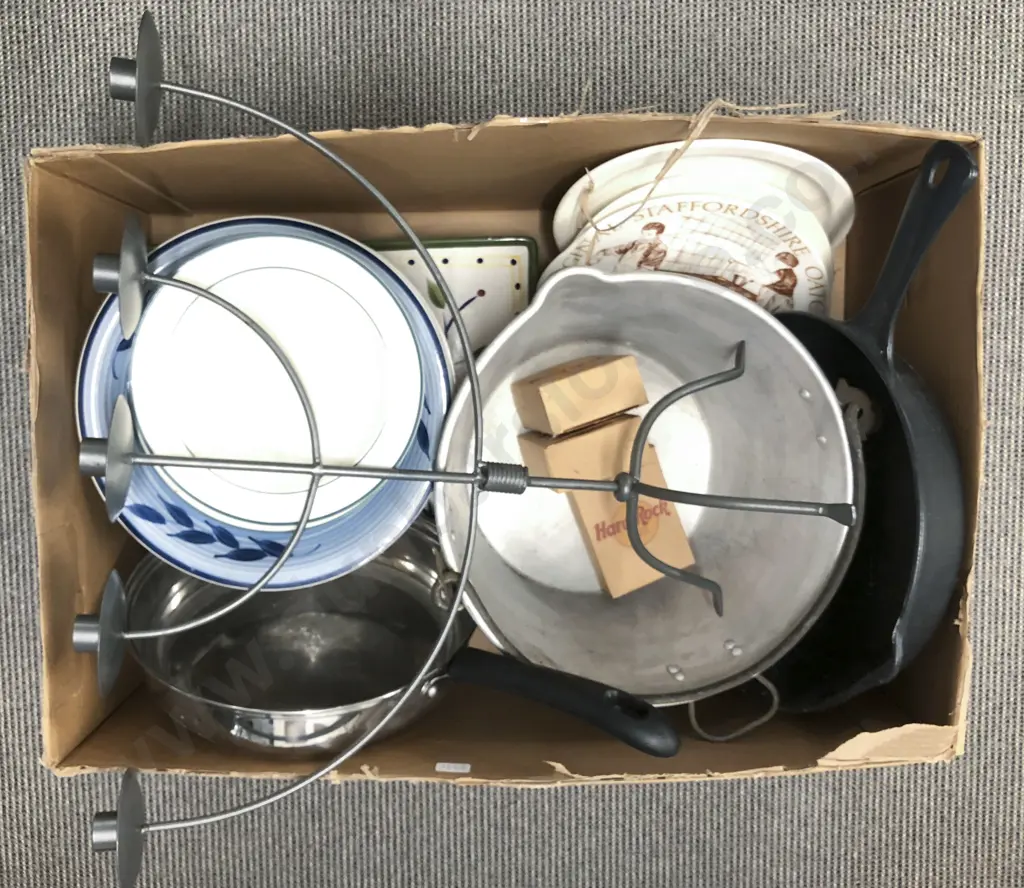 Box With Jelly Pan and Candle Holder Image 1++