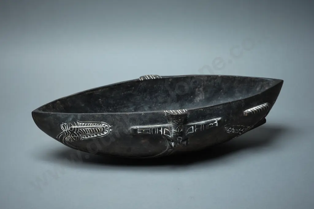 A Solomon Islands Ceremonial Offering Bowl Image 1++
