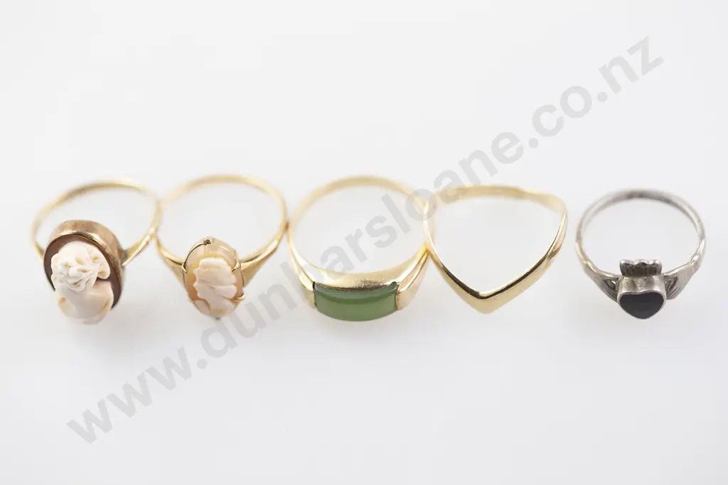 Five Various 9ct Rings Image 1++