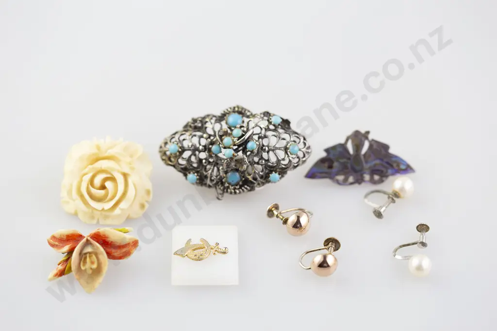 Pair 9ct Dome Earrings Image 1++