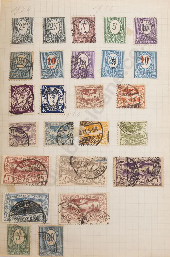 Four Small Vintage World Stamp Albums Image 1++