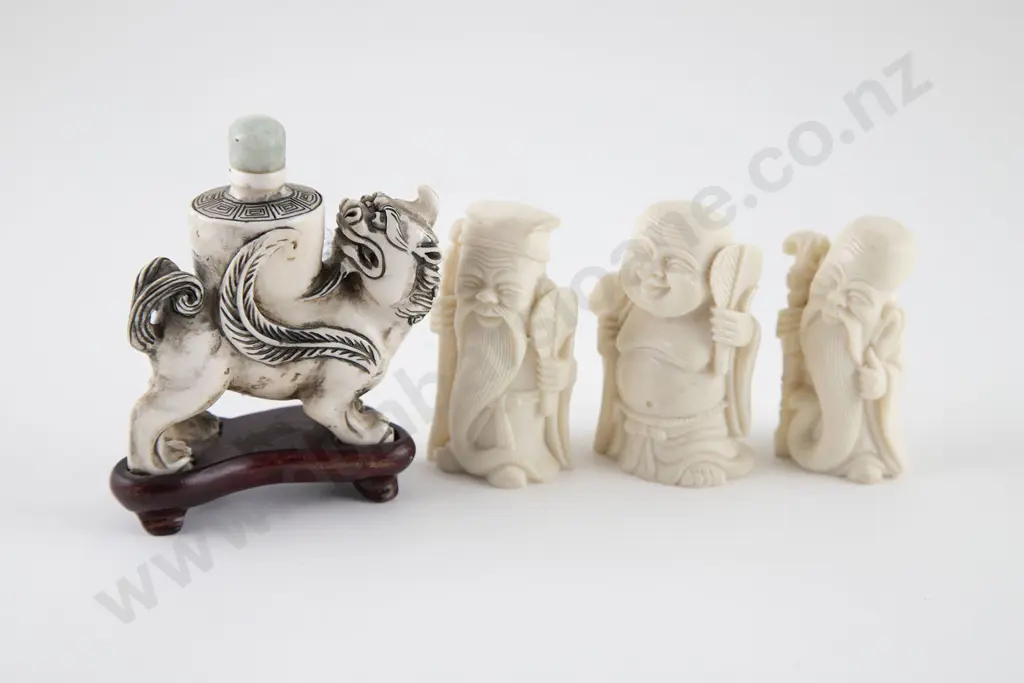 Carved Ivory Foo Dog Snuff Bottle Image 1++