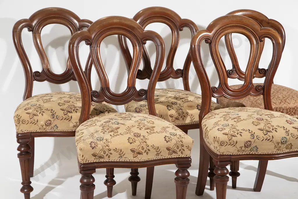 C19th Mahogany Circular Snap-Top Dining Table and Five Chairs Image 1++