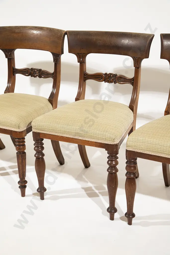 WM IV Rosewood Circular Dining Table and Four Chairs Image 1++