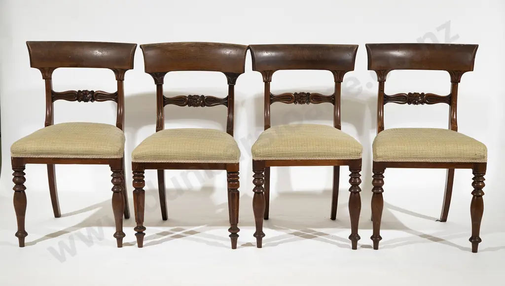 WM IV Rosewood Circular Dining Table and Four Chairs Image 1++