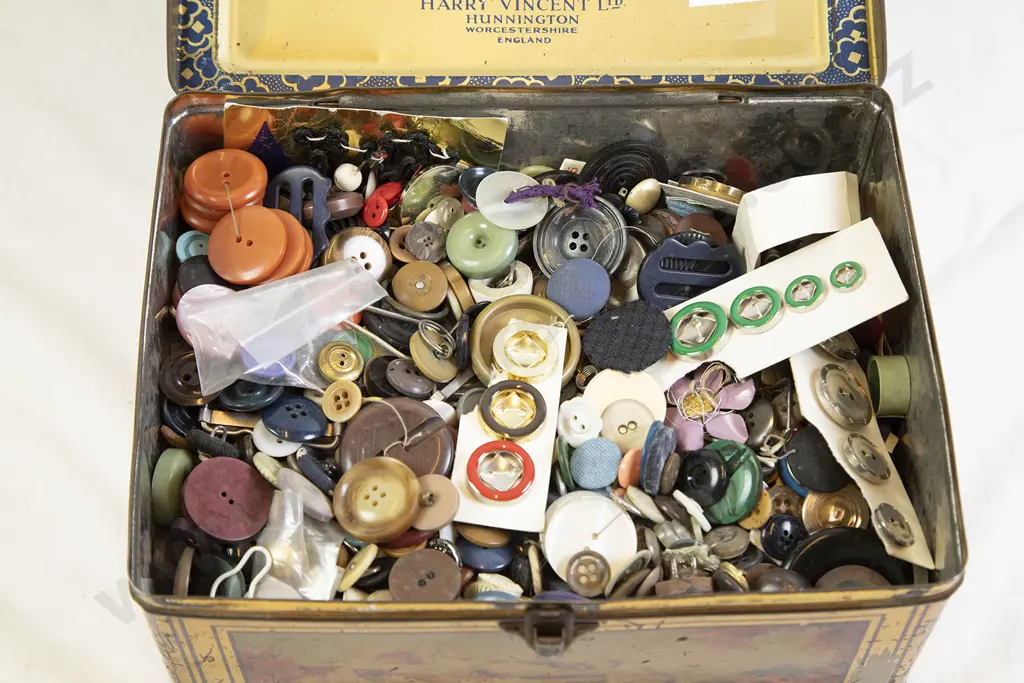 Qty Vintage Buttons Image 1++