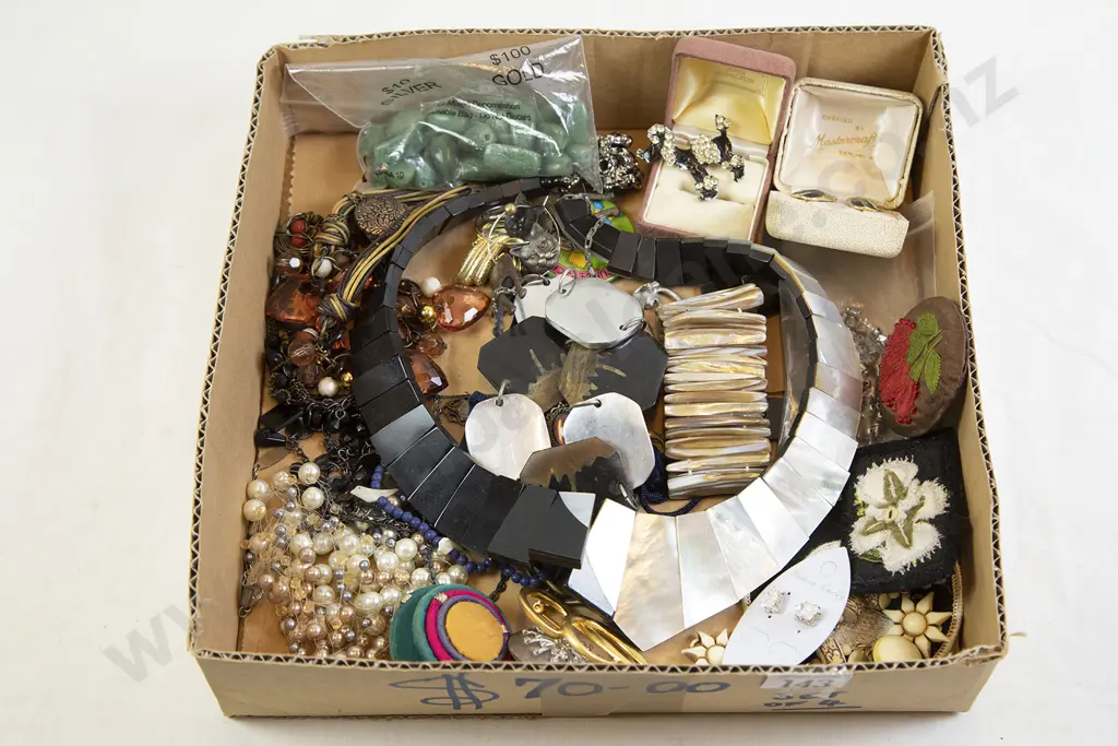 Qty Costume Jewellery Image 1++