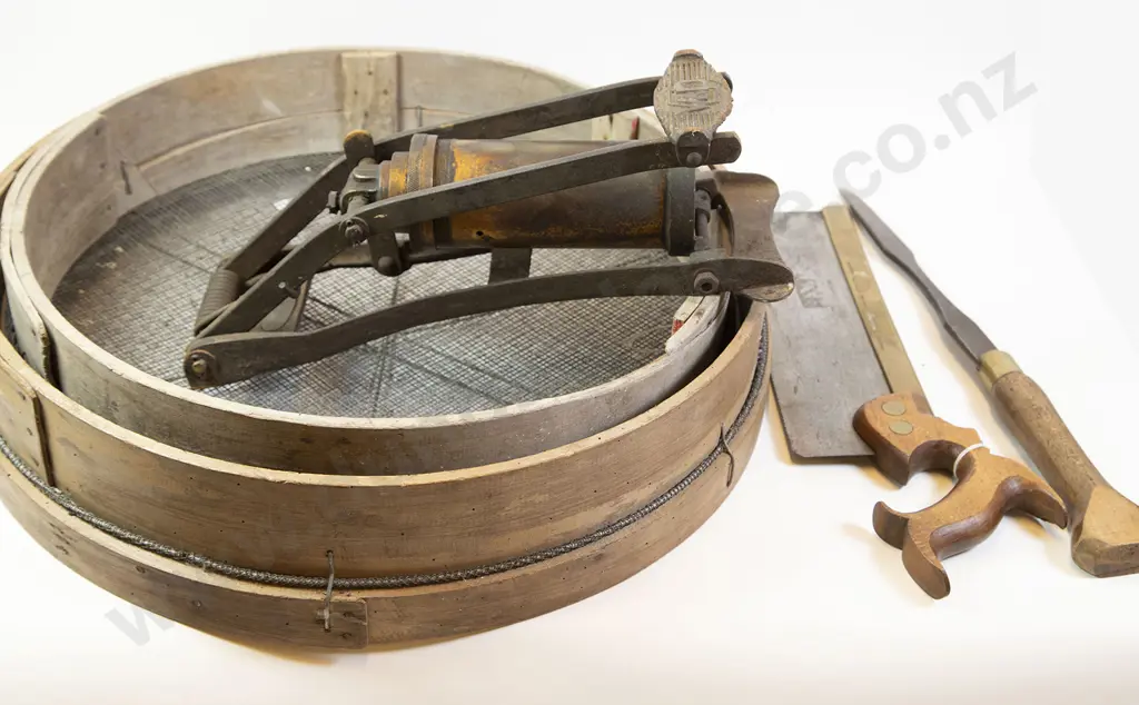 Vintage Car Jack with Screwdriver Image 1++