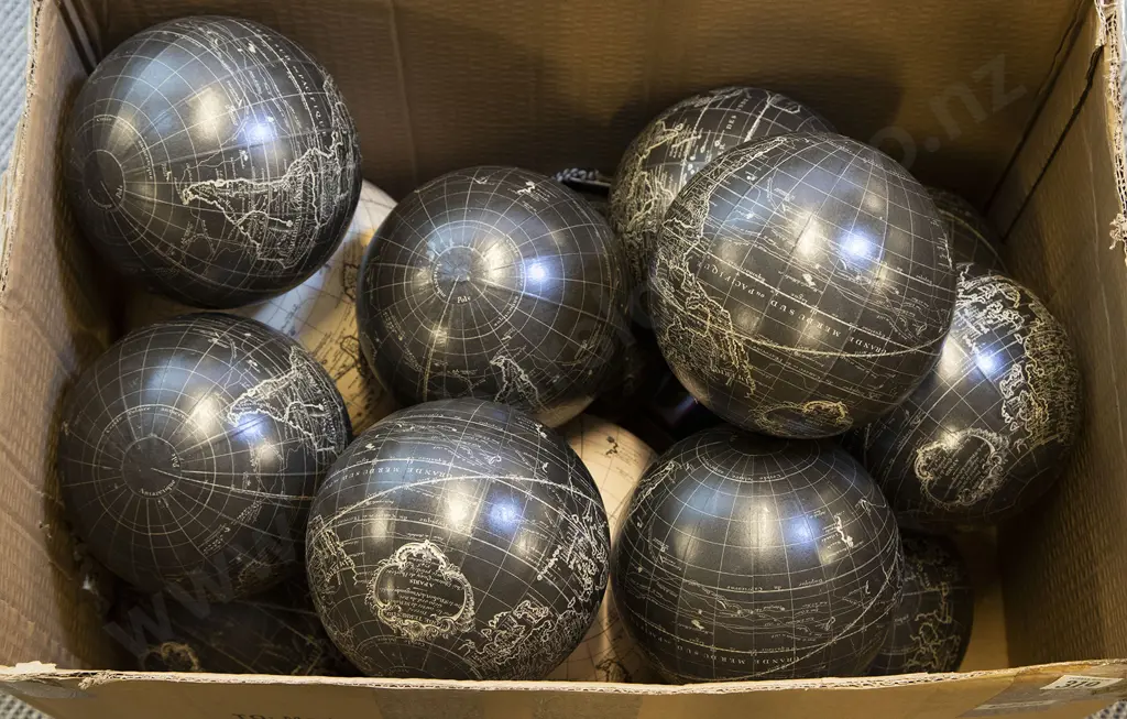 Qty World Globes Image 1++