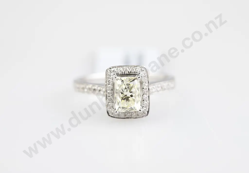18ct White Gold 39stone Diamond Cluster Ring Image 1++