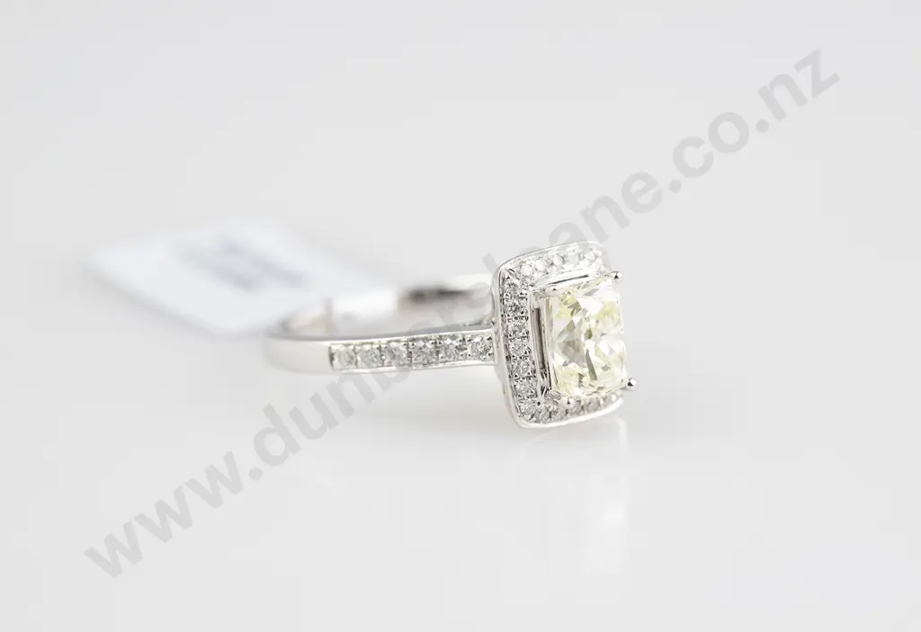18ct White Gold 39stone Diamond Cluster Ring Image 1++