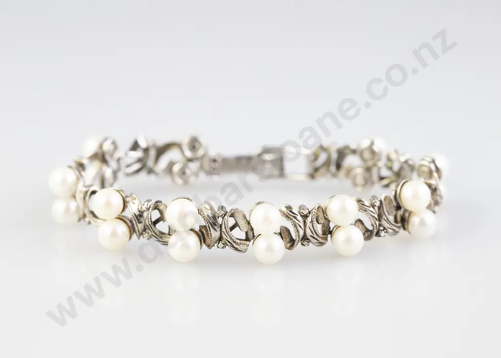 18ct White Gold 20 Cultured Pearl Bracelet Image 1++