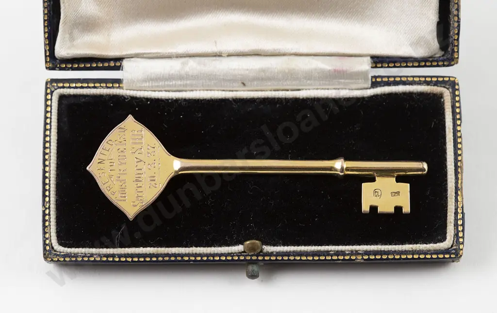 Boxed NZ George Lumsden (son) 9ct Gold Presentation Key Brooch Image 1++