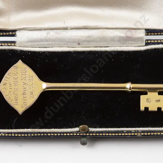 Boxed NZ George Lumsden (son) 9ct Gold Presentation Key Brooch