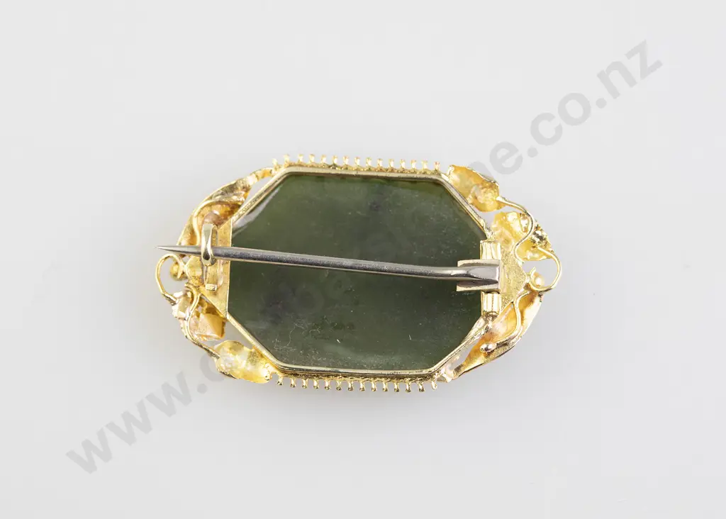 NZ Colonial 15ct Greenstone Brooch Image 1++