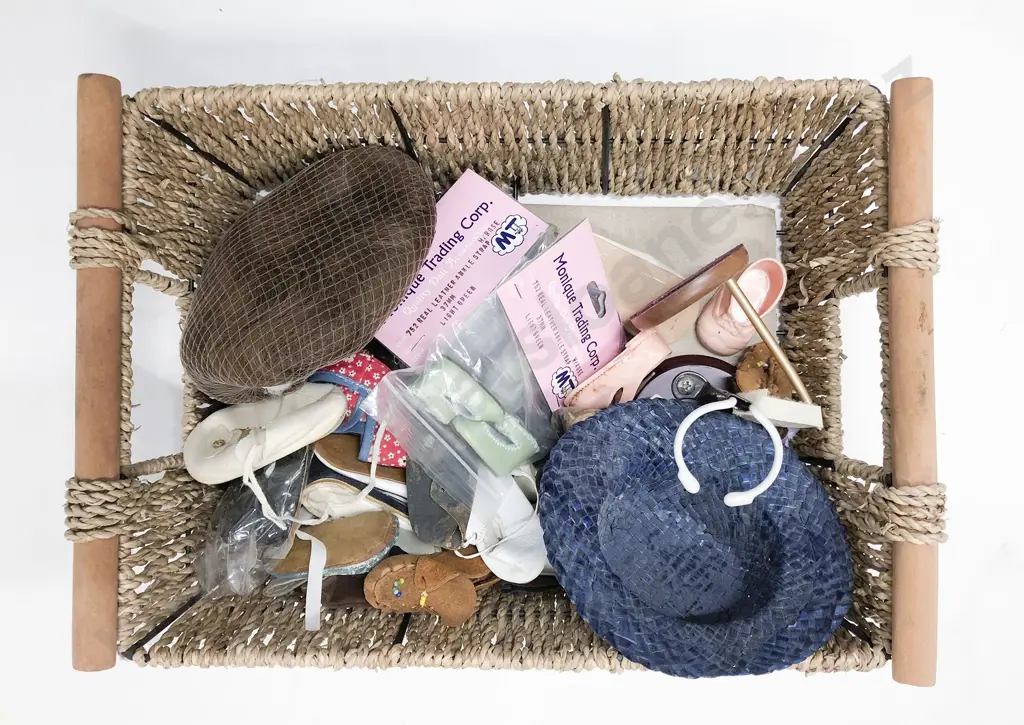 Qty Dolls Clothing Shoes Hats and Accessories Image 1++