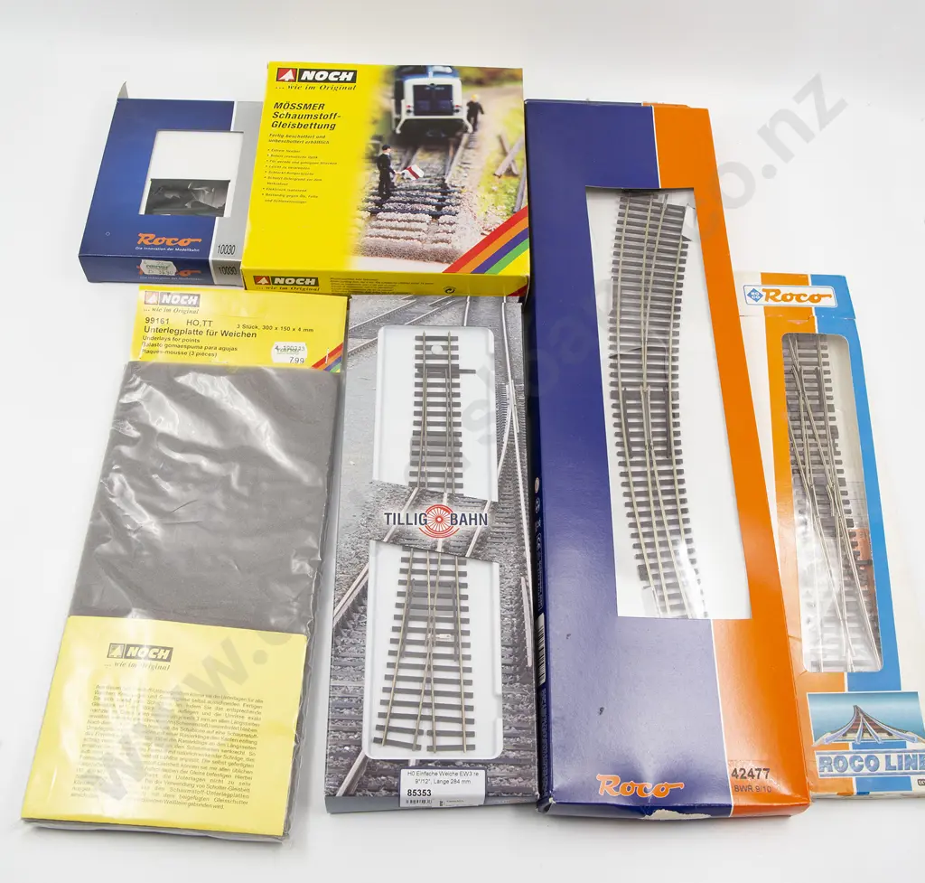Good Quantity Mainly Roco Boxed Track and Accessories Image 1++
