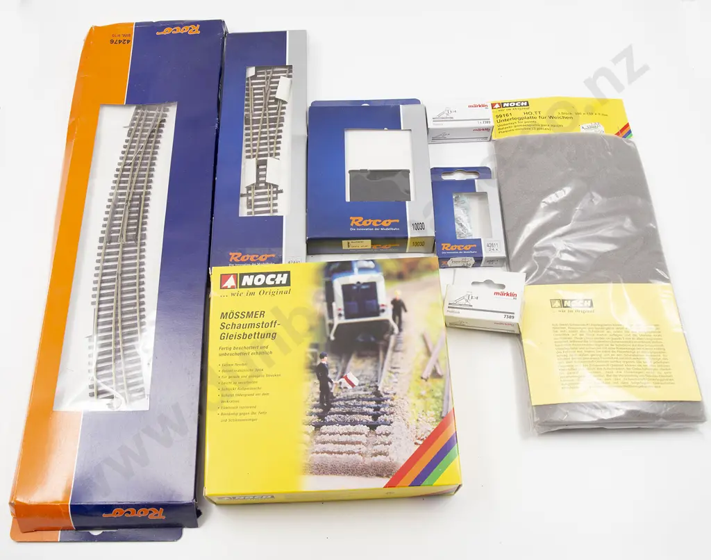 Good Quantity Mainly Roco Boxed Track and Accessories Image 1++