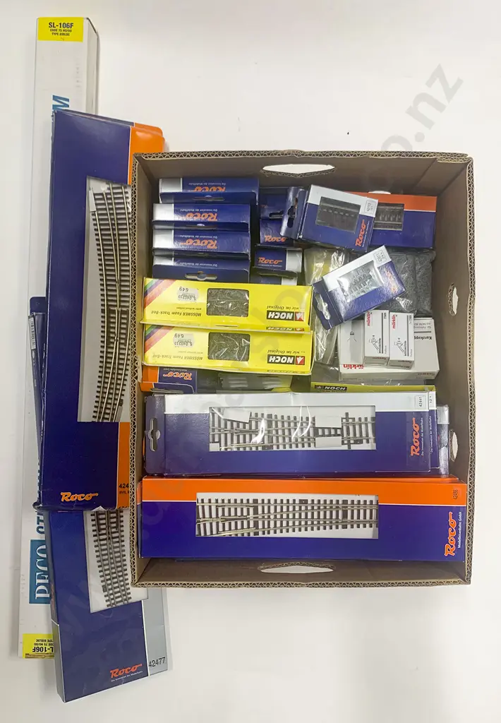Good Quantity Mainly Roco Boxed Track and Accessories Image 1++