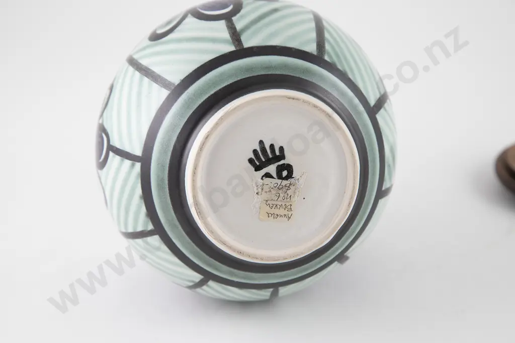 Anneke Borren Globular Pot Image 1++