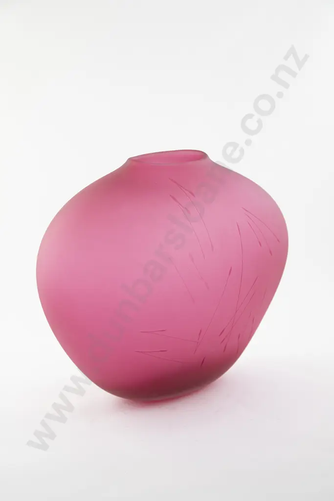 Garry Nash Glass Etched Vase Image 1++