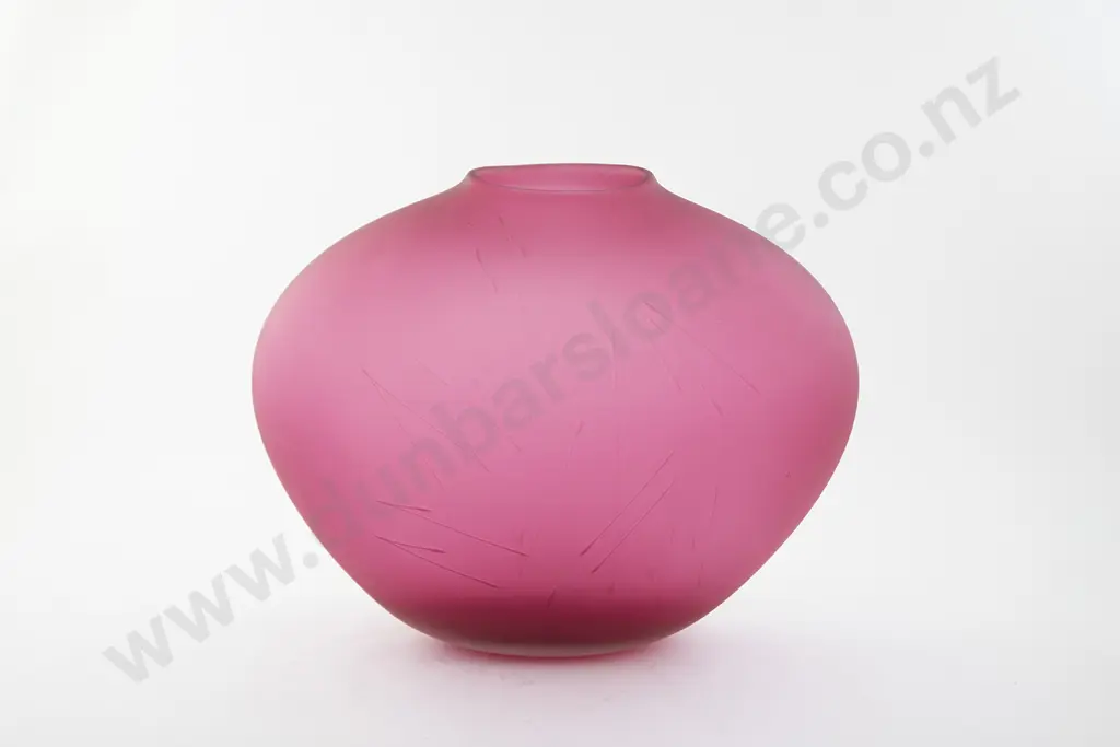 Garry Nash Glass Etched Vase Image 1++