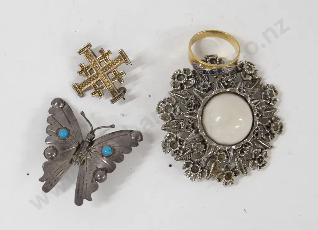 Small Bag Of Assorted Jewelry Including Brooches And Ring Image 1++