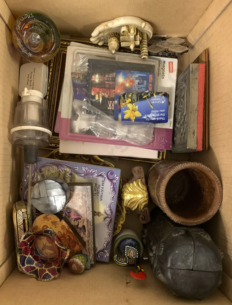 Small Box Mixed Collectibles Image 1++