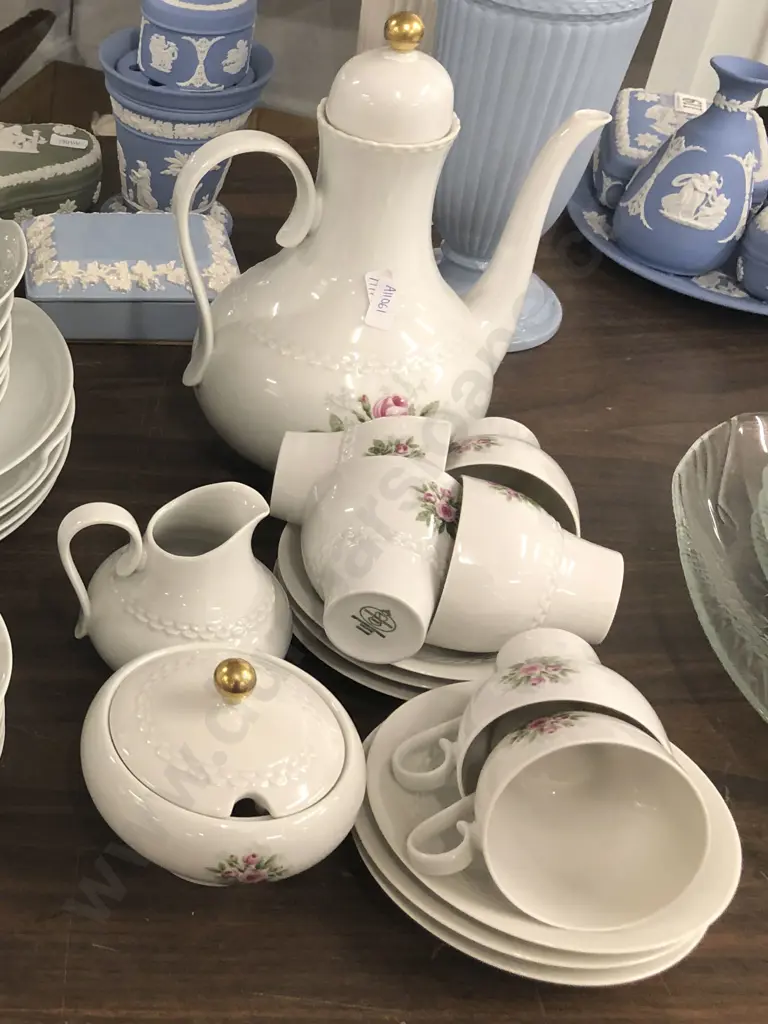 Hutschenreuther Floral-Decorated Tea Set Image 1++