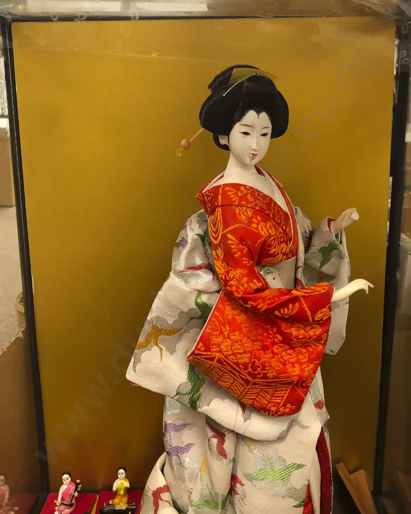 Model Of A Geisha In Display Case (AF) Image 1++