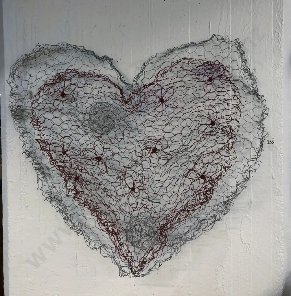 Wire Work Heart-Shaped Sculpture Image 1++