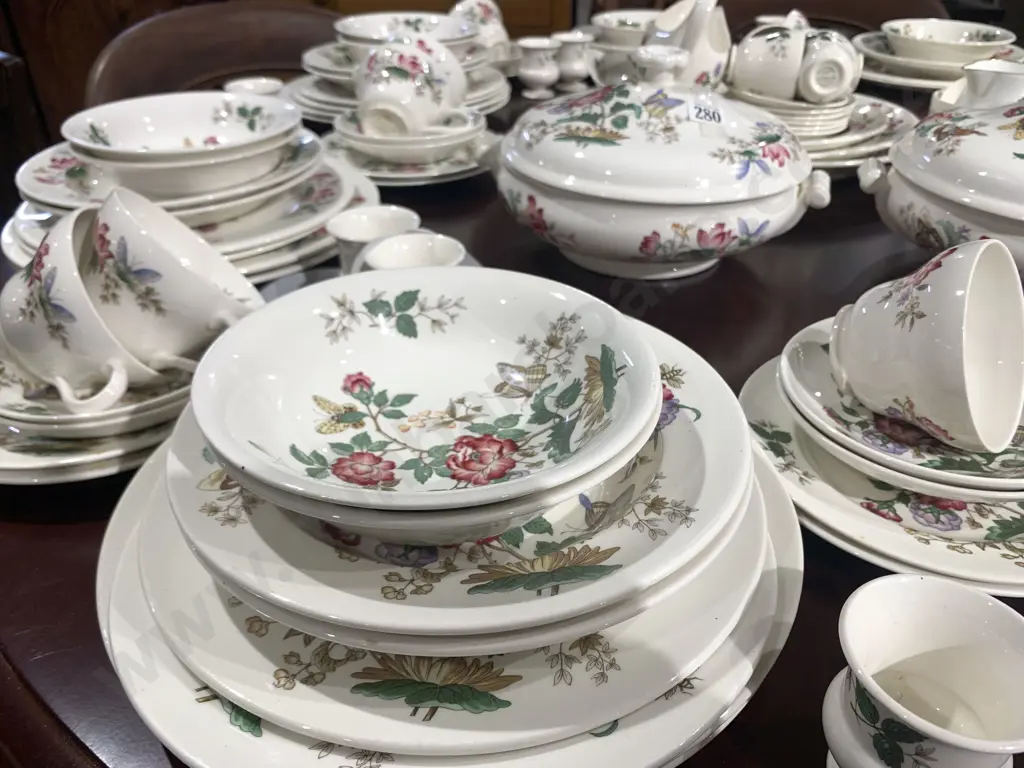 Large Wedgwood Floral Dinner Service Image 1++