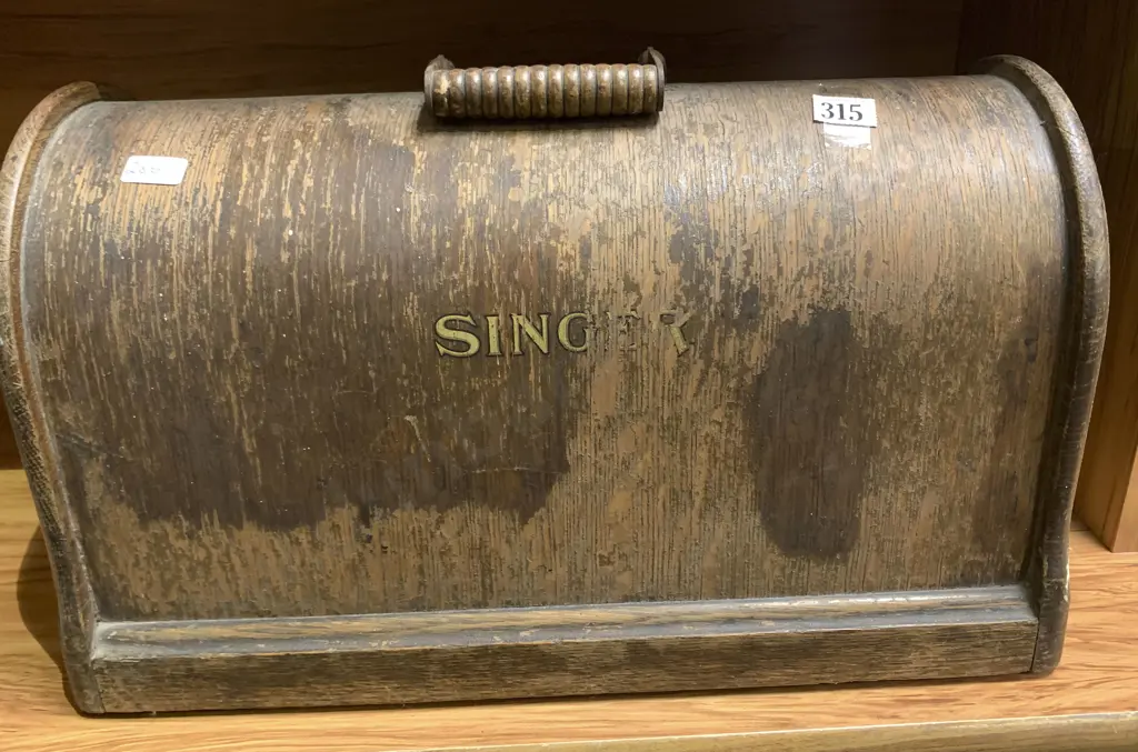 Cased Singer Sewing Machine Image 1++
