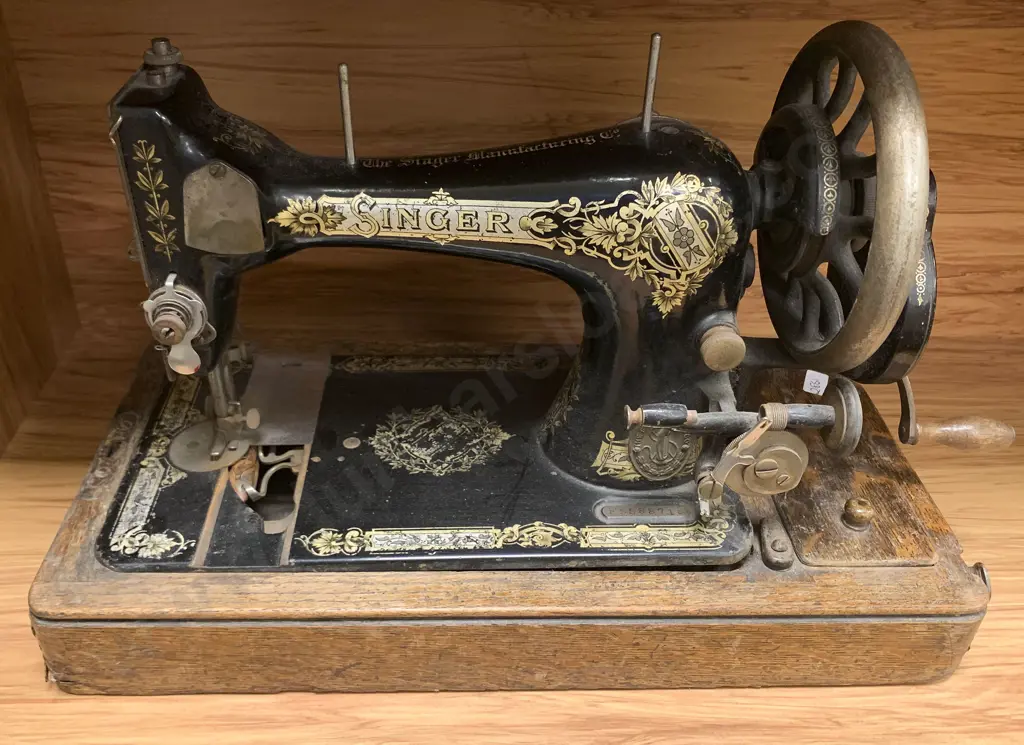 Cased Singer Sewing Machine Image 1++